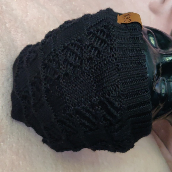 Black beanie with your choice of a ponytail or not - Picture 2 of 5